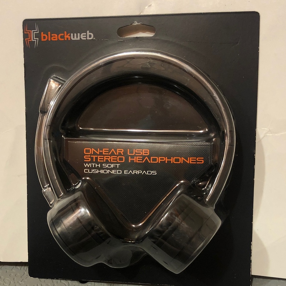 blackweb ON EAR USB STEREO HEADPHONES